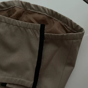 Beige korsettopp - Perfekt korsettopp i beiget från Venderbys. Säljer då jag inte fått använding av den tyvärr.  Exklusive frakt 