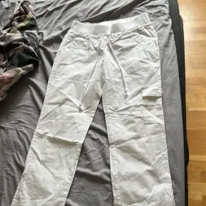 Vita byxor med fickor, köpta på sellpy för 250 säljer för att jag var dum å trodde de va vanliga linnebyxor för dom ej hade tydliga bilder på dem💕