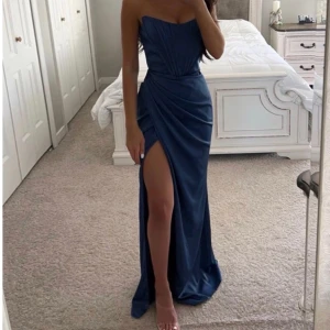 Balklänning - Fin balklänning, använd en gång, inga defekter. Var lite stor på mig från början så den är skräddarsydd, sydd så att det går att få tillbaks till hur den var innan. Säljer samma fast i röd också, skriv privat för mer info, går att diskutera pris💕