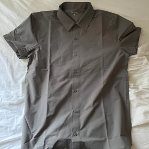 Sommarskjorta  - Helt ny och oanvänd.