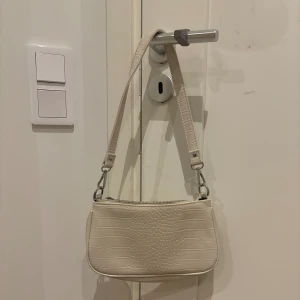 Vit väska - Vit axelremsväska, knappt använd