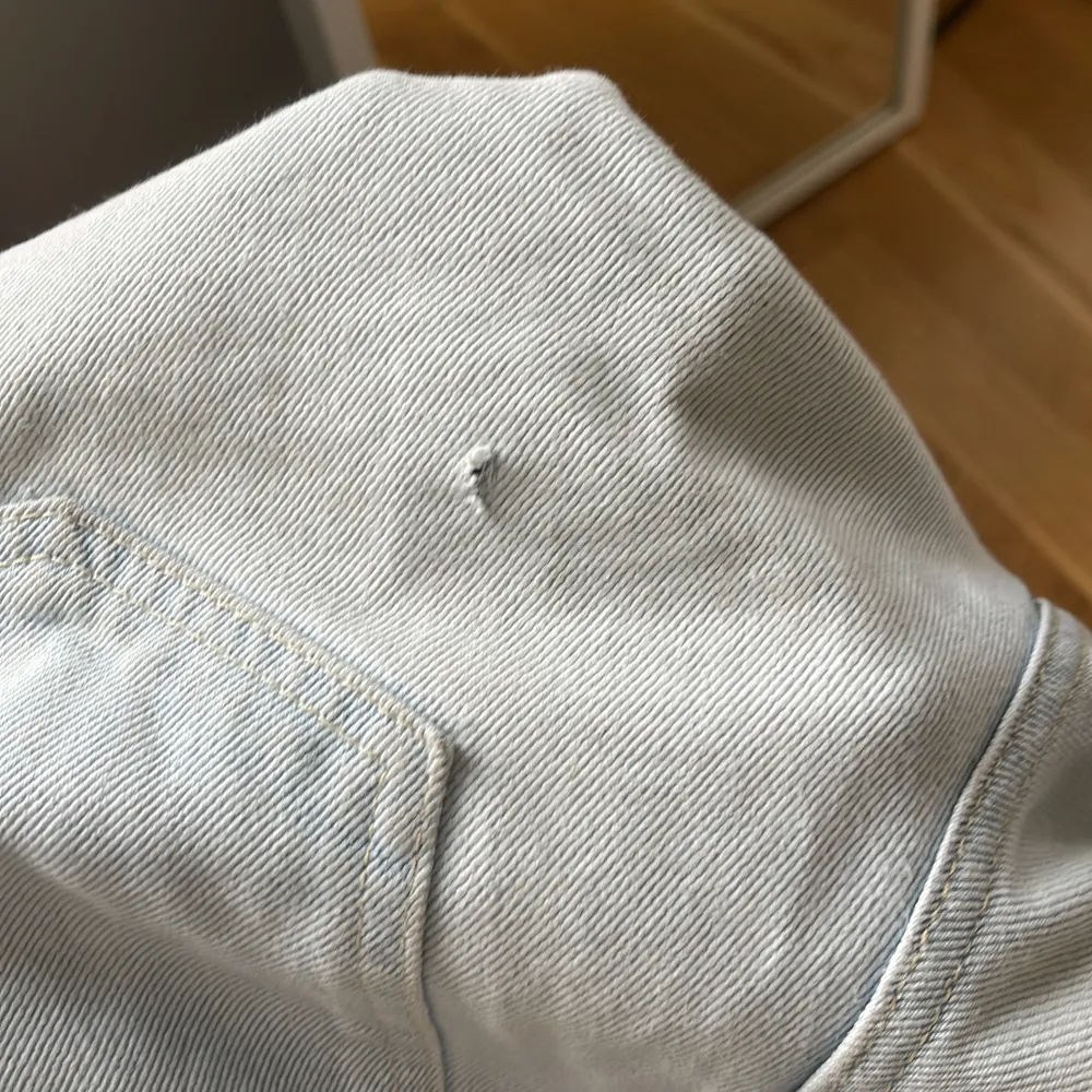 Stödjer mina jeans från H&M då de ej kommer till användning längre. Har världens minsta hål bak (se sista bilden) men det syns knappt och är inget man tänker på. Storlek: 36 men passar även 38.  Hör av er vid frågor / funderingar 🤗. Jeans & Byxor.