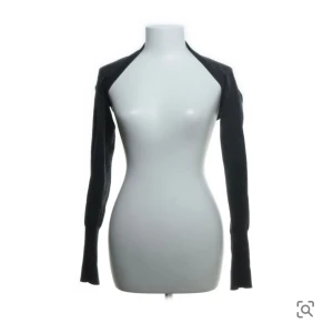 Grå bolero - Jätte söt grå bolero med glitter på baksidan. Perfekt till ett linne⭐️