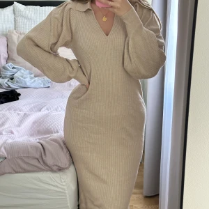 Stickad klänning - Beige stickad klänning. Storlek S. Passar också M. 150 kr.