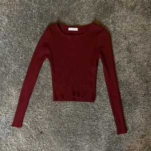 Vinröd tröja - Vinröd tröja med jätte snygg passform! Dem sitter tajt. Säljer då den inte har kommit till användning på ett tag!💝
