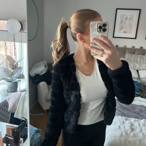 Kofta - Säljer denna svarta kofta som är från ginatricot och är i storlek xs. Säljer den då den inte kommer till användning. 80kr + frakt.