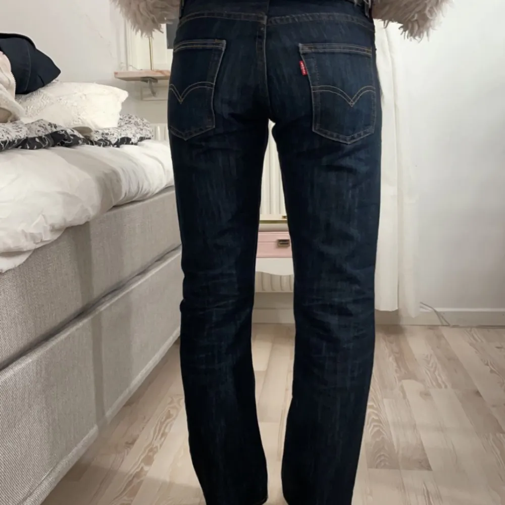 Levis jeans endast använda en gång. Bra skick och utan defekter. Skriv för fler frågor💘. Jeans & Byxor.