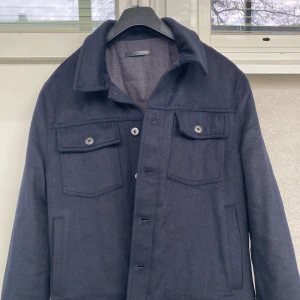 Mango Overshirt Ull - Halloj säljer denna overshirten ifrån Mango som är gjord utav ull! Storleken är M och den var lite för liten för mig som bär L. ALDRIG ANVÄND. Ordinarie pris 899. Pris kan diskuteras såklart.