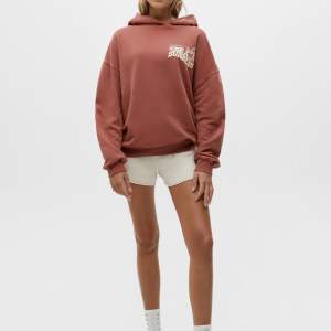 Säljer denna snygga hoddie från pull&bear som inte längre finns att köpa och är slutsåld på zalando! Skriv för bilder