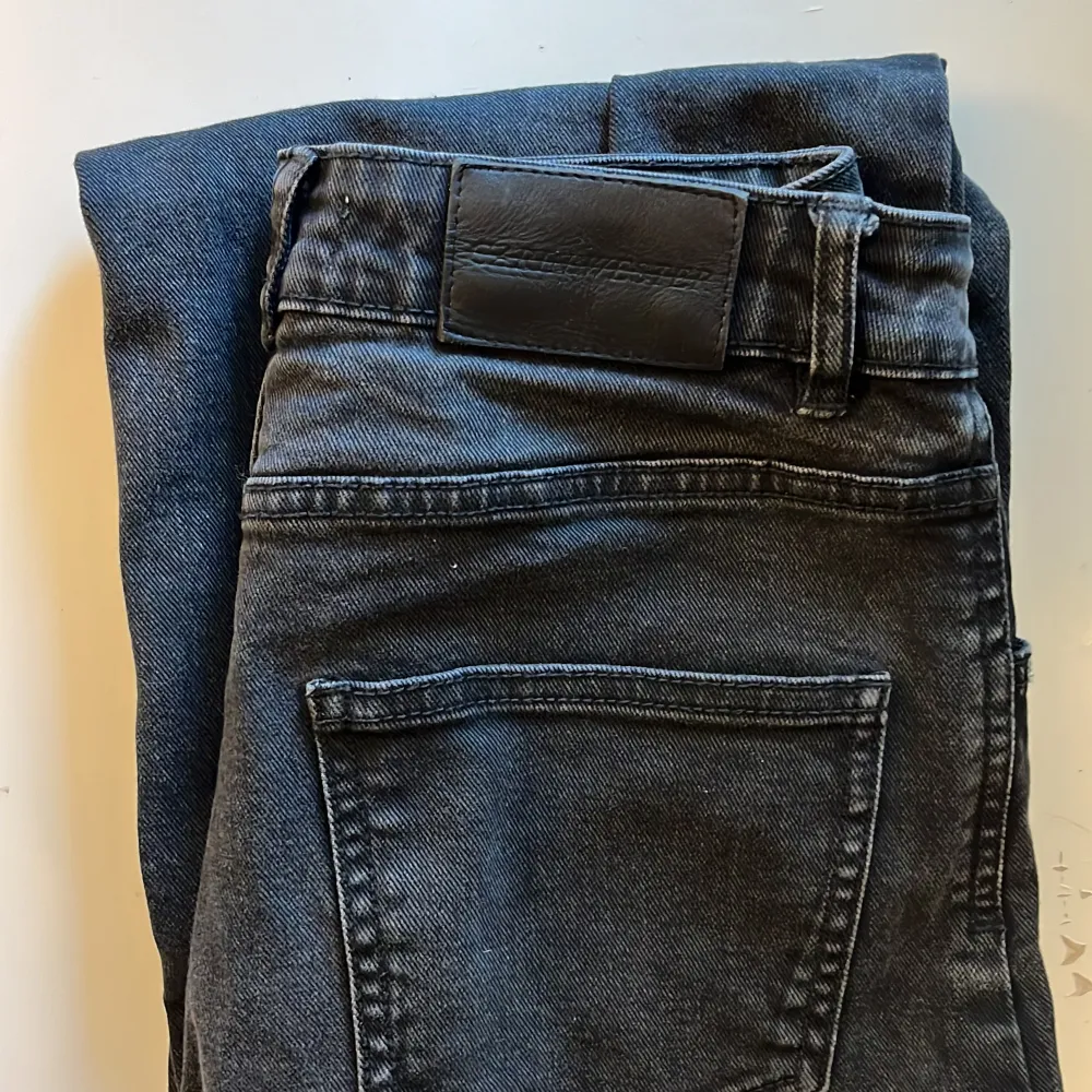 Skitsnygga svarta Carin Wester bootcut jeans i storlek 36. Bekväma normalmidjade och i gott skick. Jag säljer då de tyvärr blivit för små på mig. Jeansen har en snygg kant längst ned på byxbenen.. Farkut & Housut.