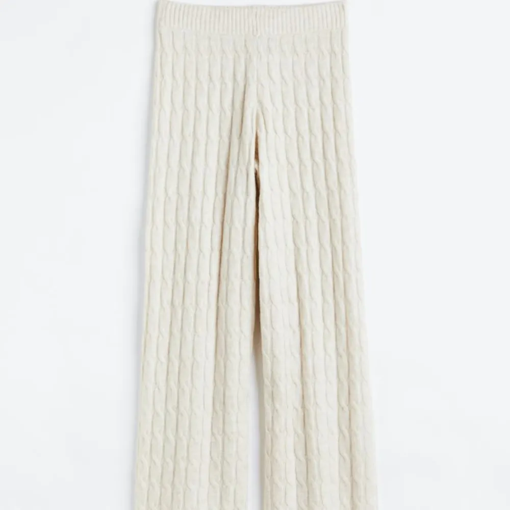 Kabelstickadade byxor från H&M, helt nya med lapparna kvar. Beiga. Nypris 449. Jeans & Byxor.