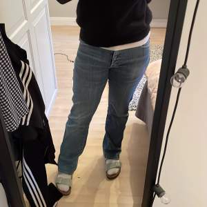 Snygga jeans med broderi bak på fickorna. Jeansen är lite för stora för mig som vanligtvis har 36 eller 38 på jeans så jag skulle säga att de är en liten 40.