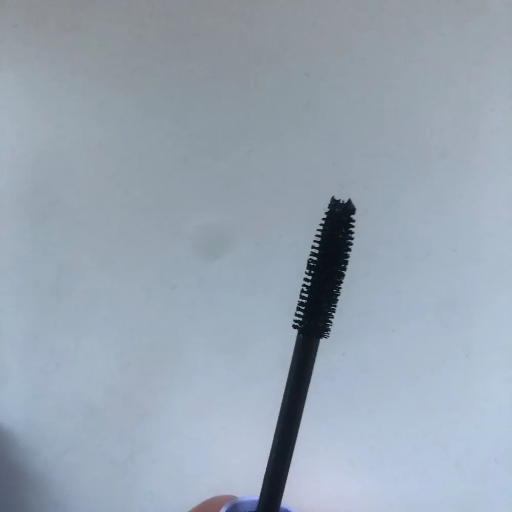 detta är en mascara från Maybelline New York Den är använd två till tre gånger men är väldigt bra skulle jag säga men jag har bättre man ska vara så den här får ryka . Övrigt.