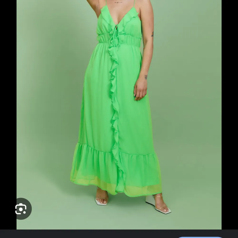 Säljer denna fina klänningen från ginatricot som är helt oanvänd med lappen kvar. Köpt för 500kr. Klänningar.