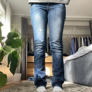 Lågmidjade jeans - Bra skick, köpta secondhand.  Midjemått: 39 cm Innerbenslängd: 80 cm. Säljer för jag inte får användning av dem!