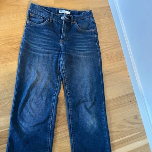 Fina Levisjeans  - Fina levis jeans. Wilde leg. Använda men väl försiktigt. Lite blekningar på knäna och på bakfickorna annars superfina inget man tänker på. Skriv för mera mått.