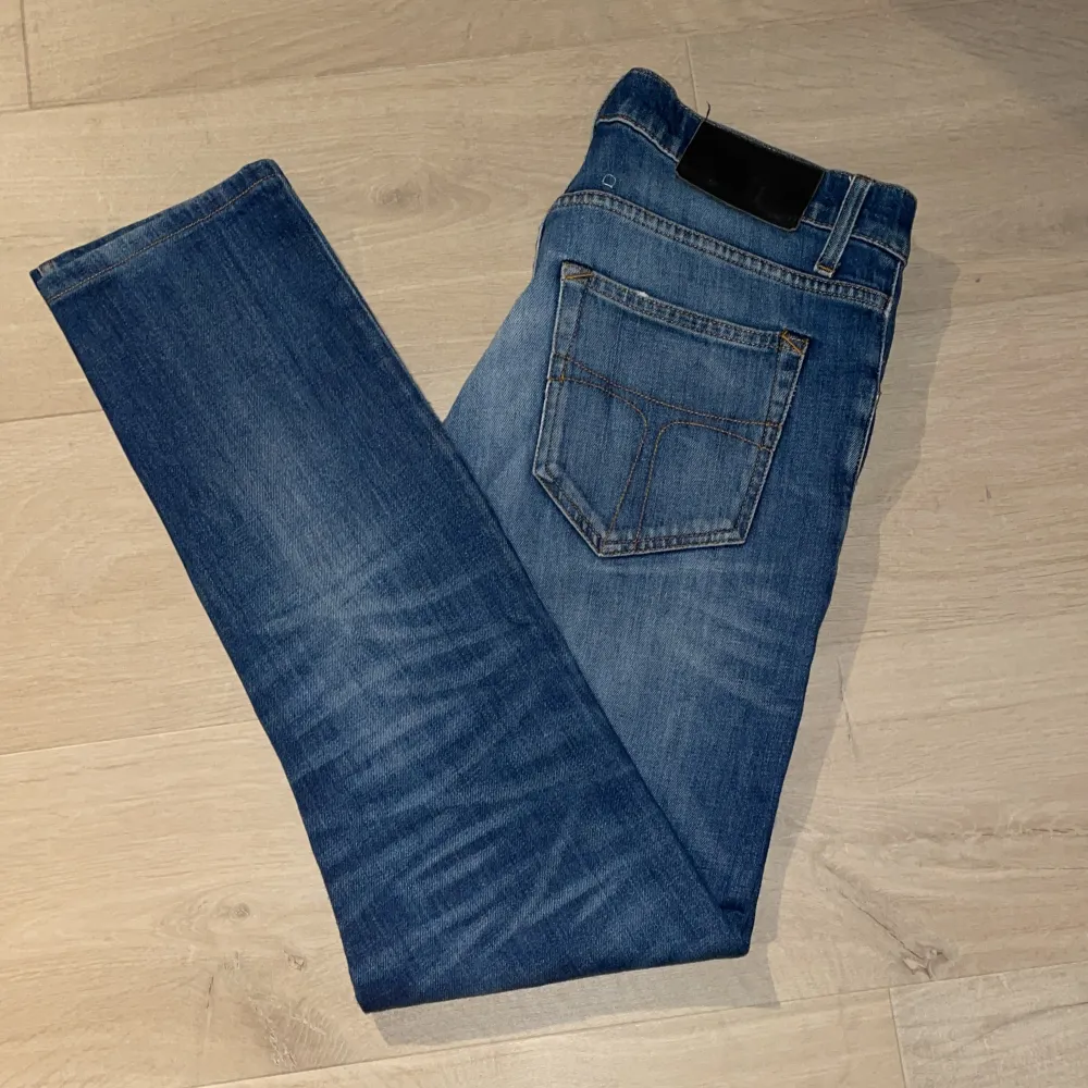 Fräscha jeans från Tiger Of Sweden! Jeansen är i toppenskick, 9/10! Storlek 29/32, men sitter som 30/32. Modellen på bilden är 182 cm lång. Hör av dig vid intresse! 💫. Jeans & Byxor.