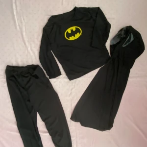 Barn Batman Dräkt  - Helt ny,oöppnad förpackning  Stlk S 2-3 år, M 4-5år , L 6-8 år  155kr/paket 