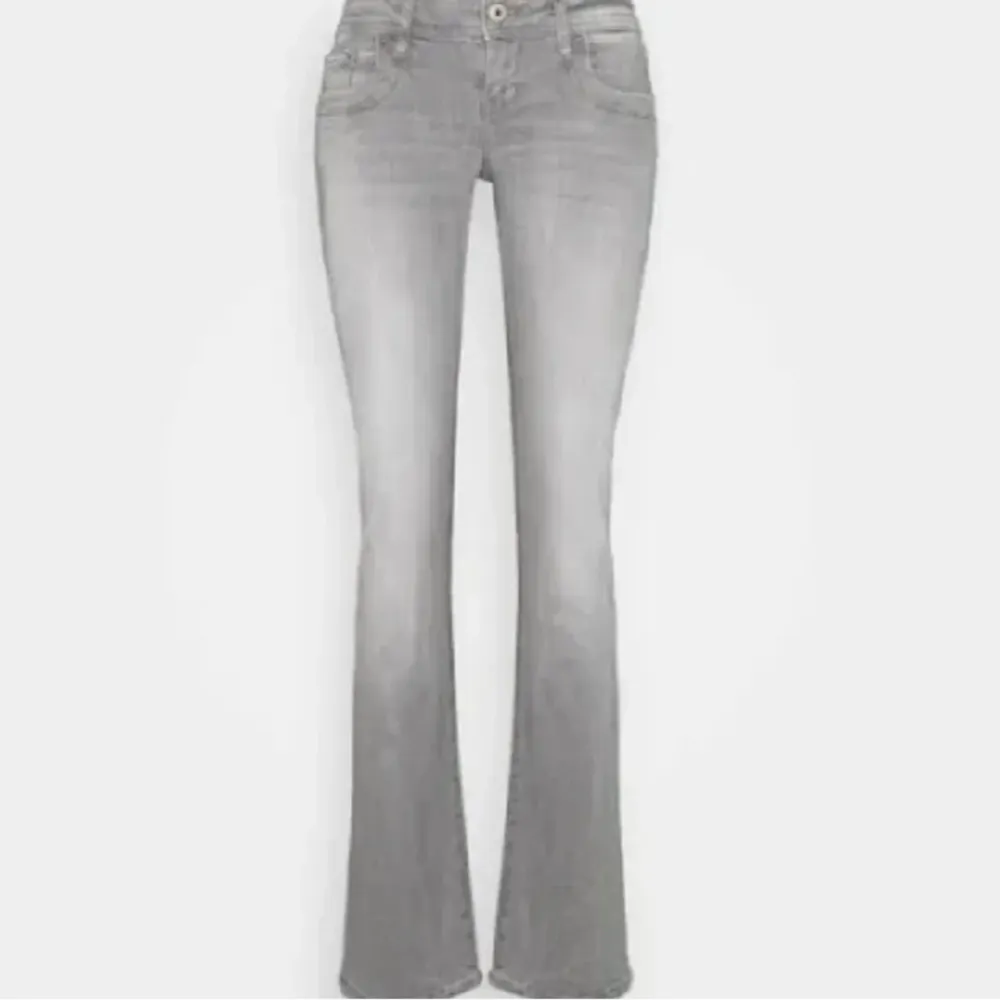 säljer mina gråa Ltb jeans då de inte kommer till användning längre💞storlek 27/32 men skulle säga att de passar både större och mindre! Hör av er för fler bilder eller fundering💞. Jeans & Byxor.