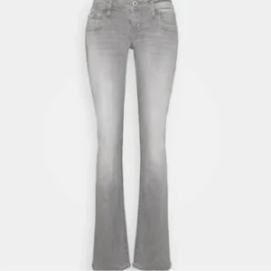 Ltb jeans - säljer mina gråa Ltb jeans då de inte kommer till användning längre💞storlek 27/32 men skulle säga att de passar både större och mindre! Hör av er för fler bilder eller fundering💞