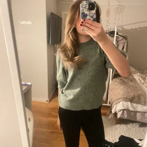 Stickad t-shirt från veromoda - Jag säljer denna superfina och sköna stickade t-shirten från veromoda då den knappt används längre, köpte i somras och har använt den 5 gånger sedan dess. Priset jag köpte den för var 249kr och jag säljer den för 100kr(priset kan diskuteras)🌸🫶🏼