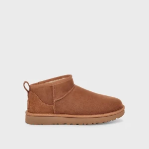 Ultra Mini Ugg - Chestnut  - Säljer nu mina nästan oanvända låga uggs i en fin ljusbrun färg, superbra till vintern och super najs nu när det fortfarande är kallt men sol! ☀️☺️ Köptes i december och använts väldigt lite, blir såklart extra fixade innan de säljs ändå. Skicka gärna pm!🩷