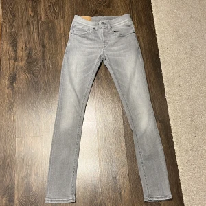 Dondup jeans  - Tja säljer ett par tvär feta Dondups i toppen skick. Pris går att diskuteras. Hör av er vid eventuella frågor!