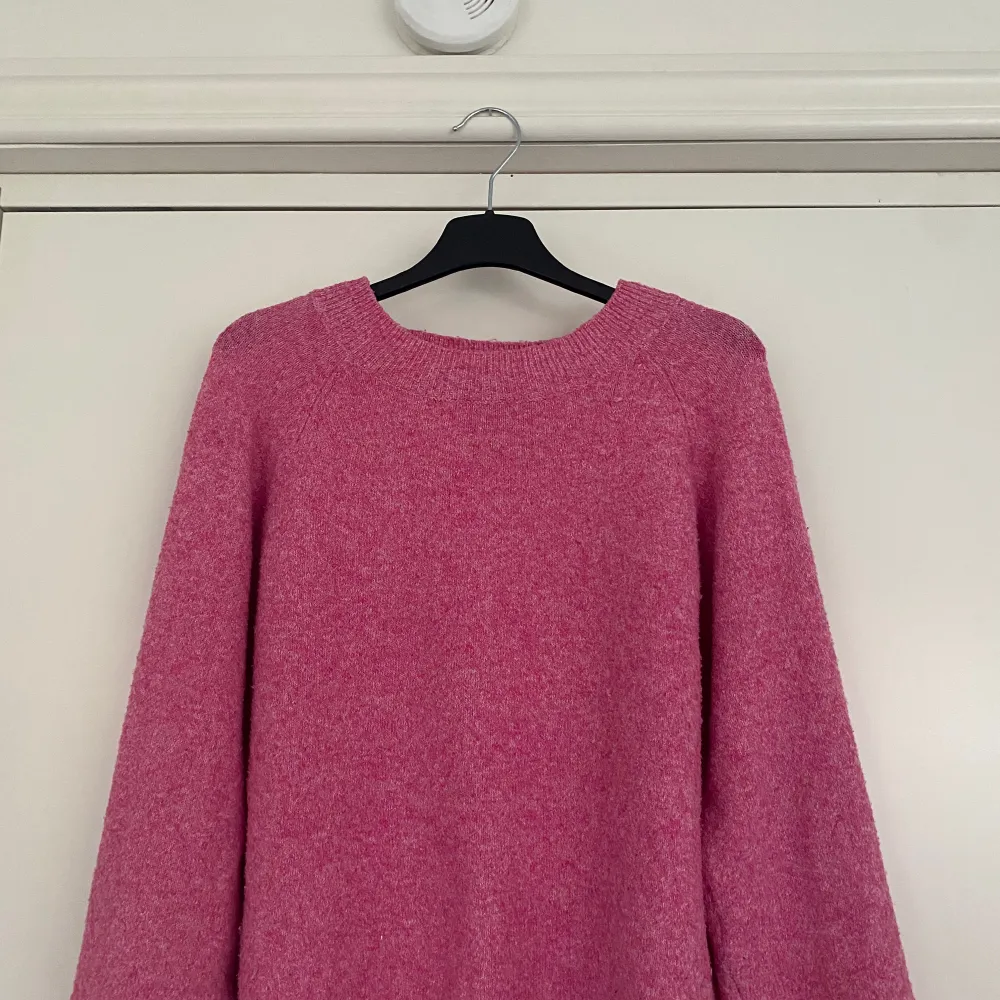 Rosa stickad tröja från Vero Moda som är i mycket gott skick. Nypris är 249kr och jag säljer den för 75kr. Den är i storlek M men passar S och XS. Tröjor & Koftor.