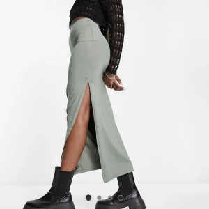 Bershka set - Jätte fint set från bershka, topp i strl s och kjol i m. Men kjolen är insyd i midjan så passar en Xs i kjolen 💕lånade bilder