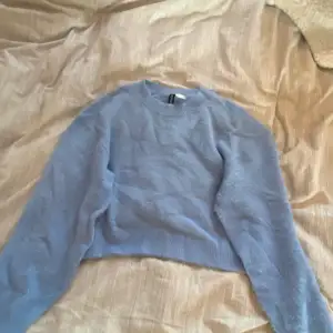 Super söt blå fluffig tröja, aldrig använt 