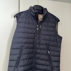 Parajumper väst M - Tjenare säljer nu denna sjukt snygga och oanvända väst , västen är i storlek M och självklart äkta , kan verifiera det med tags och med clg kod. Inga hål eller liknande!😁 Köpt för 4299kr så tänker mig runt 1350:- 