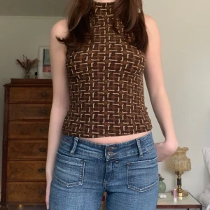 Mönstrad polotopp - Vintage topp med lite polokrage i glittrigt mönster, från märket Fashion Club! 🤎