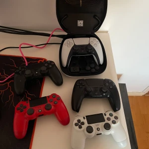Ps4/ps5 kontroller - 3 st ps4 kontroller och 2 st ps5 kontroller, Används ej längre, fullt fungerande. Kan gå ner i pris vid snabb affär