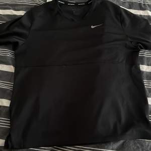 Jag säljer min Nike t-shirt!! Den har använts tidigare, men den är i väldigt bra skick och inga fläckar eller smuts på tröjan.