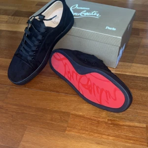 Christian Louboutin Suede - Storlek 43  Använd 1 gång  Kom dm för mer bilder  Fraktar endast säljer för de är för små för mig