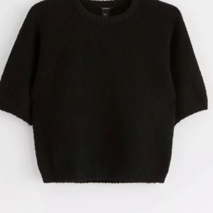 Superkär trekvartärm från Lindex!🖤 - Superbra skicka utan defekter, köpt på Lindex för 400kr🖤 säljer pga att jag har tröttnat på den!😽