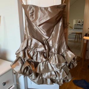 Klänning  - Såå himla fin klänningen! Från Vila i stl S. 7 270kr + frakt. Det är en dragkedja längst med ena sidan. Skriv privat för fler frågor eller funderingar! Pris kan alltid diskuteras 🤍