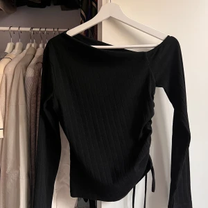 Snedskuren topp - 🤍Snedskuren topp från Gina i strl S 🤍Använd men i fint skick