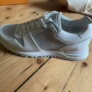 Lv Runaway sneakers! - WTS  Köpta i STHLM LV butik!  Skor från Louis Vuitton. Aldrig använda, bara legat nedpackade.  Allt ingår. Kvitto finns.  Säljes för 7500kr eller bud över om fler är intresserade.  Cond 10/10 Storlek 43 Nypris: 11 500kr Mitt pris: 7500kr 