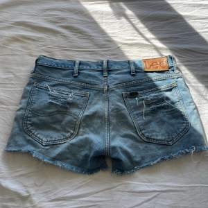 Jeansshorts från Lee i bra skick, inga defekter. Skriv för mått och fler bilder