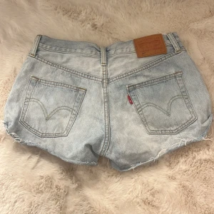 Levis 501 shorts - Levis 501 shorts i storlek w25, som nya! världens snyggaste tvätt o perfekta till sommarn💗