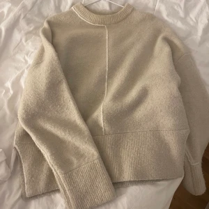 stickad tröja  - säljer tröjan för den inte längre kommer till användning 