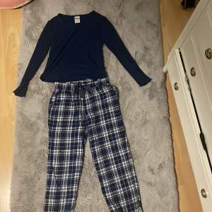 Ett mörkblått pyjamas set från Kappahl i stolek 134/140 hyfsat bra skick och skön