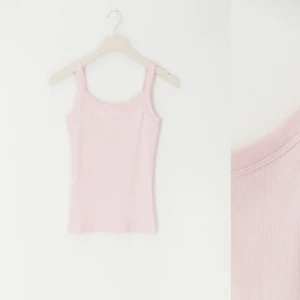 Ljusrosa linne - Supergulligt ribbat linne från Gina. Färgen på min bild blev inte helt rätt utan färgen är som på första bilden :) Använt endast någon gång så linnet är i nyskick. Köpt för 129 kr. Skriv privat för fler bilder ❣️