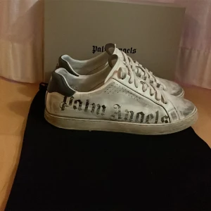 Palm angels skor - Säljer nu mina palm angels skor då jag knappt använder dom, följer med box, andra snören och en palm angels tygpåse, skick 7/10 pga små hål längst bak i hälen på sulan, köpta på cettire.