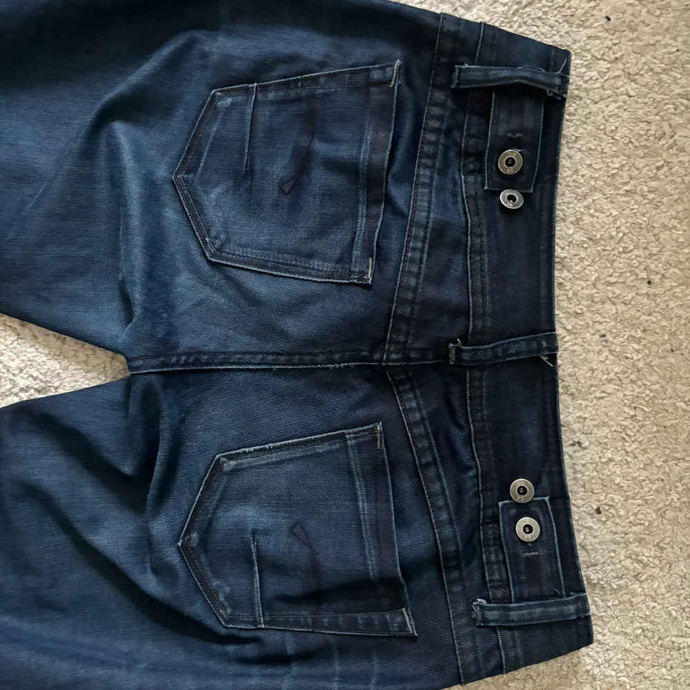 Säljer dessa as snygga jeans från G-star. Midjan är justerbar midjemåttet rakt över är därför 38-35cm💕 Kontakta om ni vill ha bilder på❤️. Jeans & Byxor.