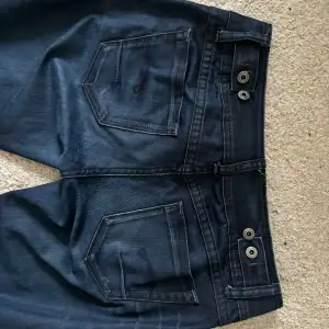 Säljer dessa as snygga jeans från G-star. Midjan är justerbar midjemåttet rakt över är därför 38-35cm💕 Kontakta om ni vill ha bilder på❤️