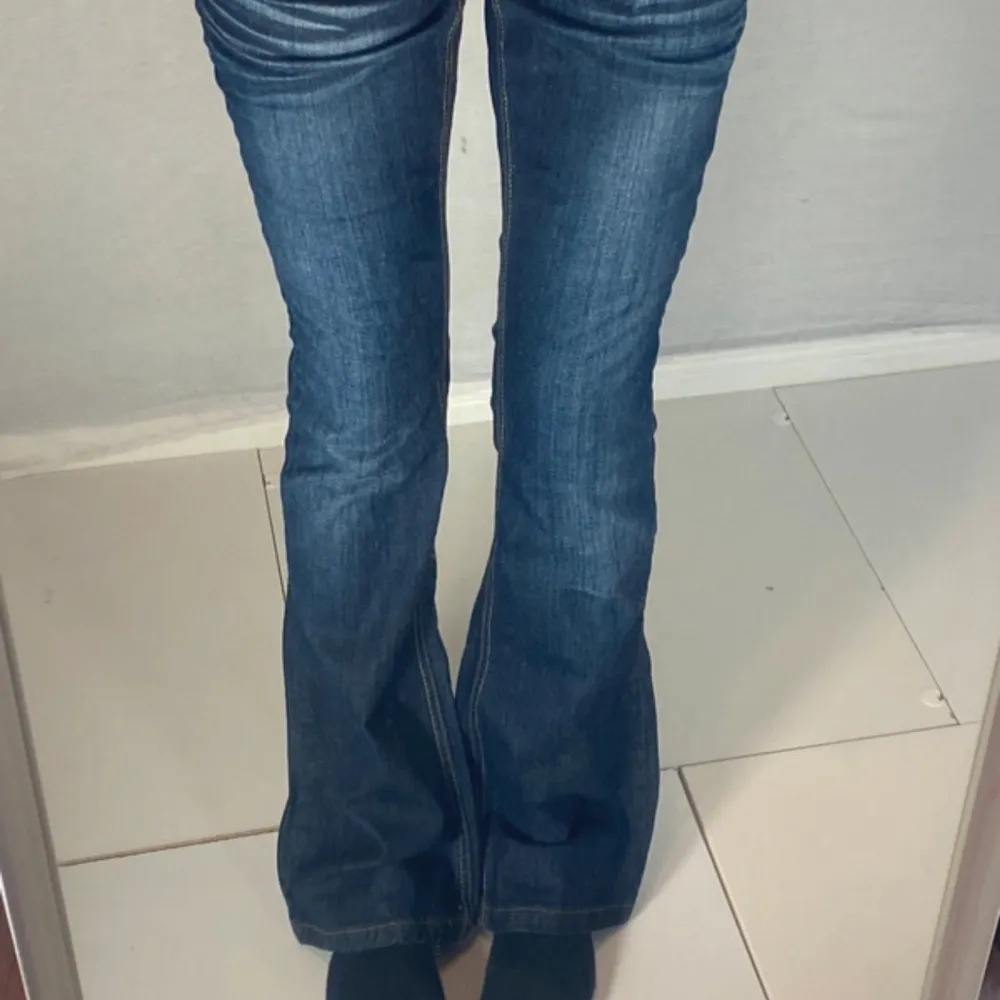 Jättesnygga lågmidjade bootcut jeans i strl 36💘 Tryck gärna på köp nu!. Jeans & Byxor.