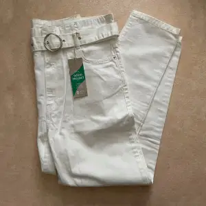 Vita jeans från Gina tricot  Aldrig använda  Mindre i storlek  Storlek:44 Frakt tillkommer 