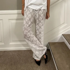 Spetsbyxor (läs beskrivning)❣️ - Ett par vita spetsbyxor som passar bra till sommaren över t.ex en bikini 🫶🏼 Märket är "New Woman" & !liknar! de på första bilden 💘 Aldrig använda. Storlek XL men jag skulle säga att de även passar M.